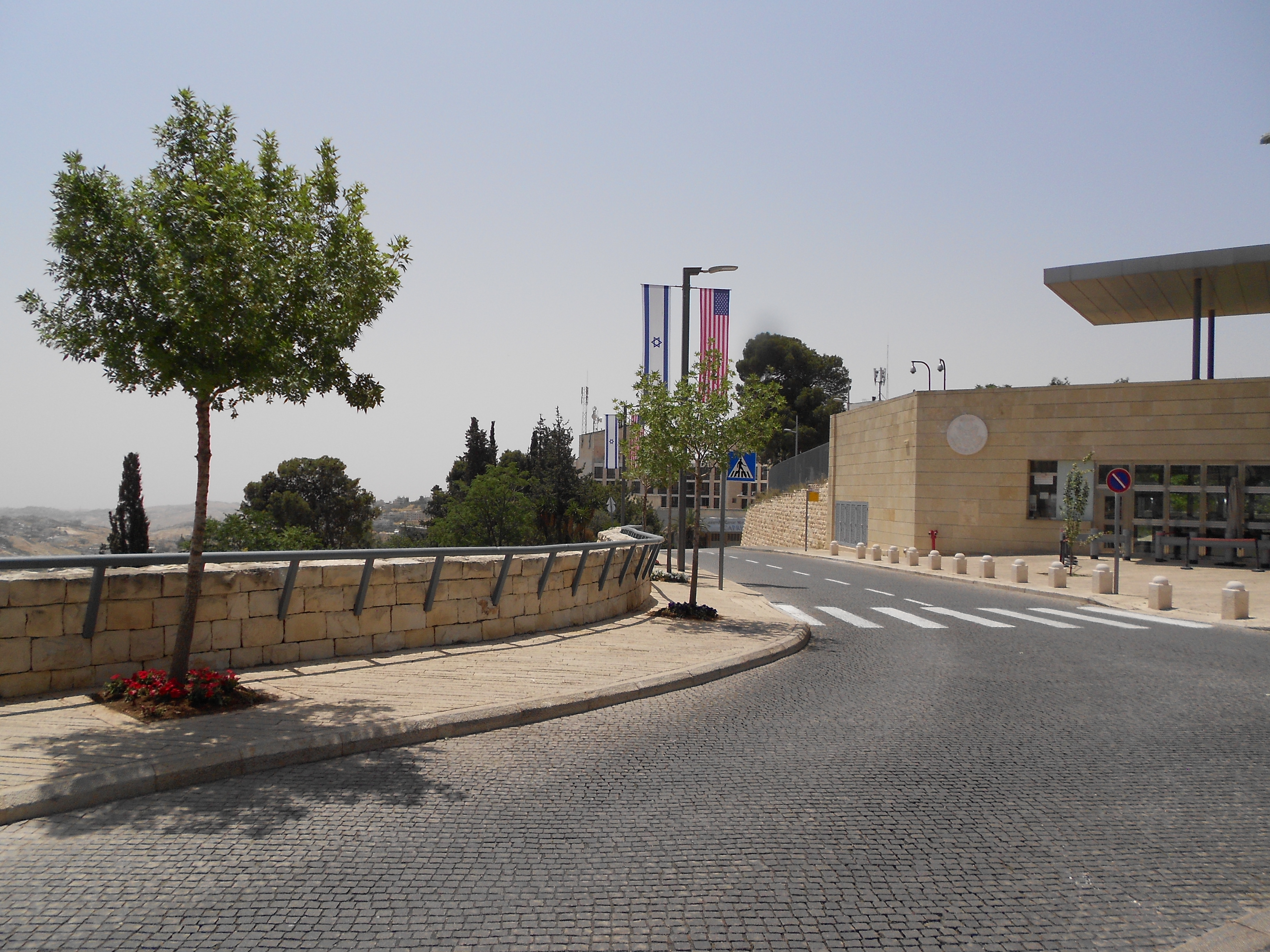 שגרירות ארצות הברית בירושלים ודגלי ישראל וארצות הברית, בתצלום מ־19 במאי 2018.