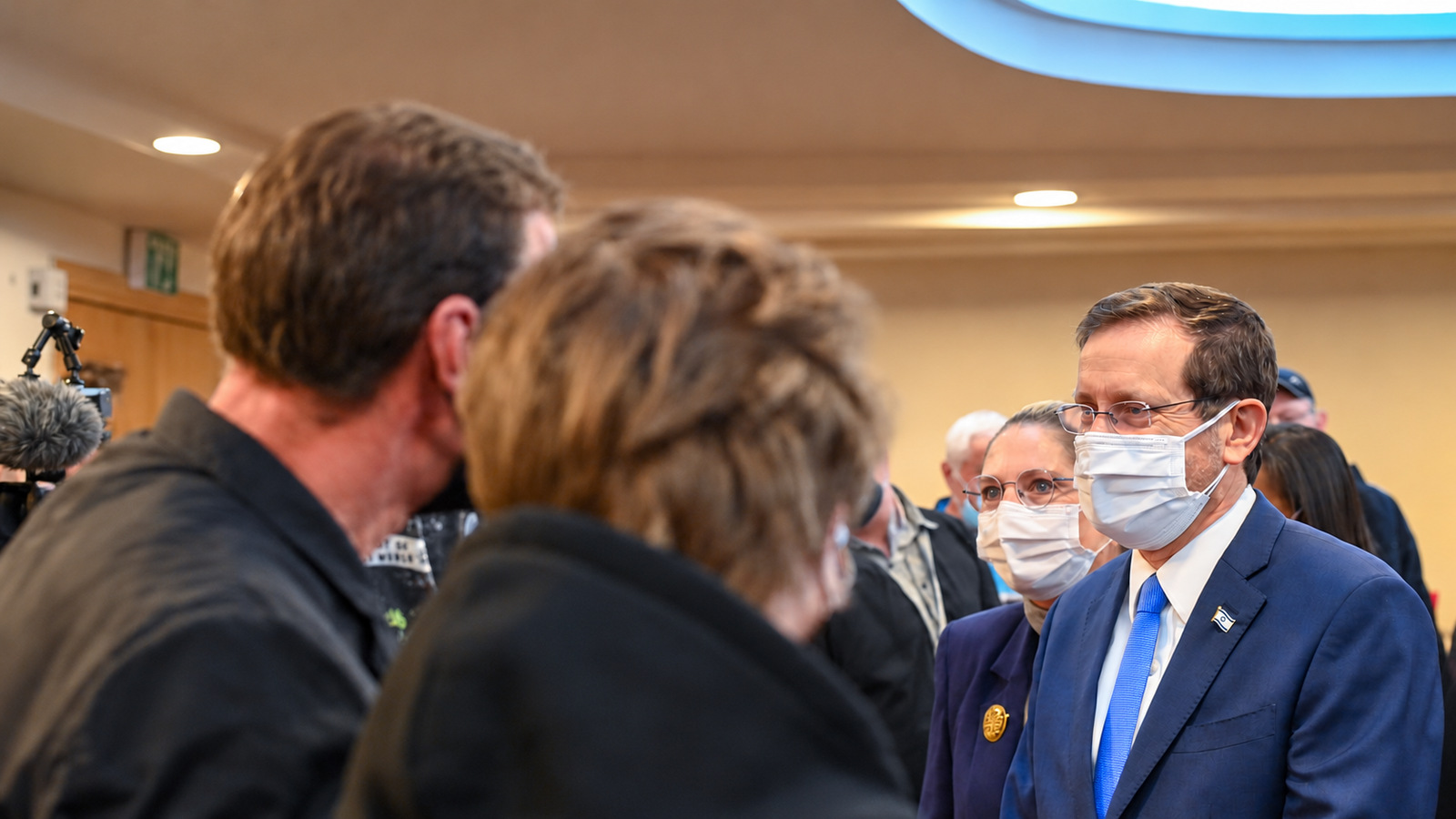 Isaac and Michal Herzog meeting new immigrants from Ukraine, 17 March 2022.